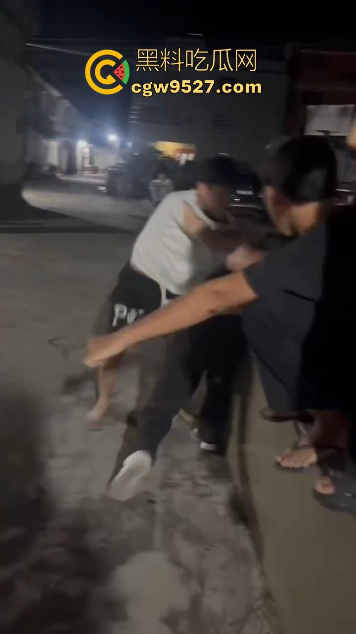 广西精神小伙1v1格斗单挑，互相推搡你一拳我一拳，最终酿成大祸，黑衣小伙倒地吐血抽搐，可把他们吓坏了！  第7张