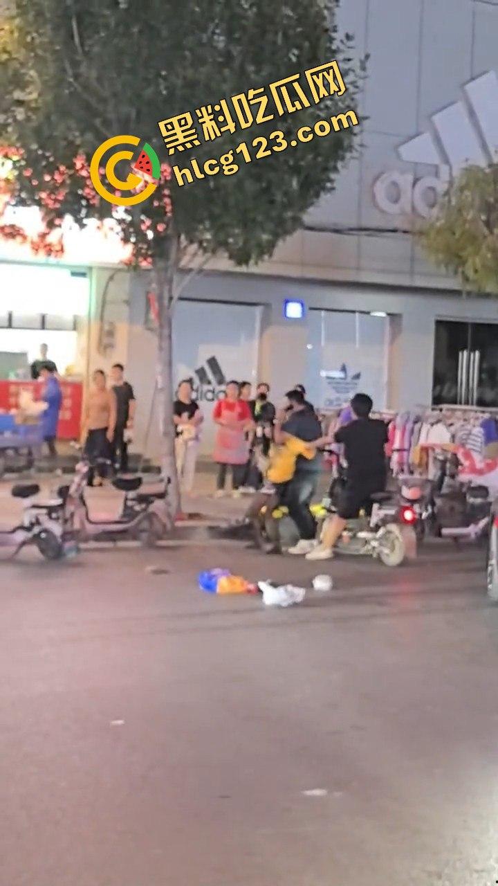 江西某步行街，父亲发现女儿出去鬼混当场跟精神小伙拉扯起来  第10张