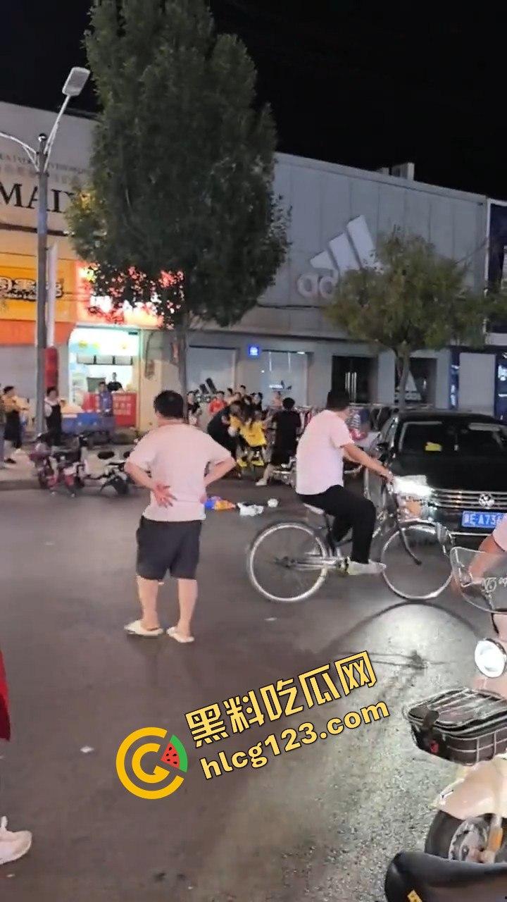 江西某步行街，父亲发现女儿出去鬼混当场跟精神小伙拉扯起来  第11张