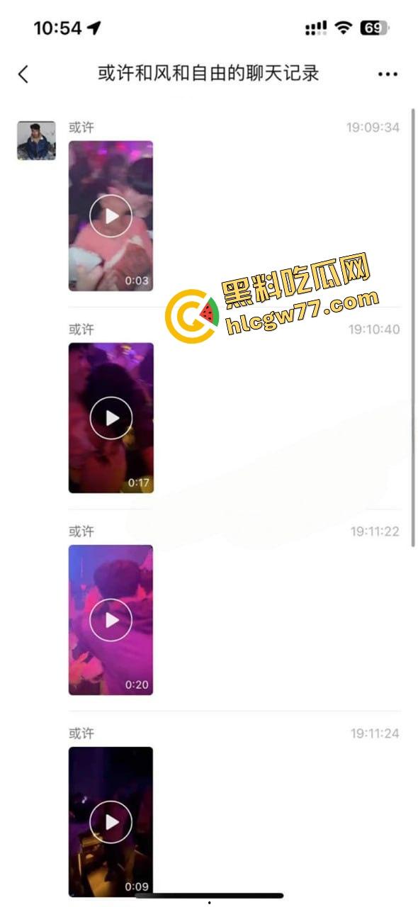 酒吧内富婆嘴对嘴亲大学生帅哥30秒，全场看傻小鲜肉抱紧名牌包，直接亲进人生新剧本！  第1张