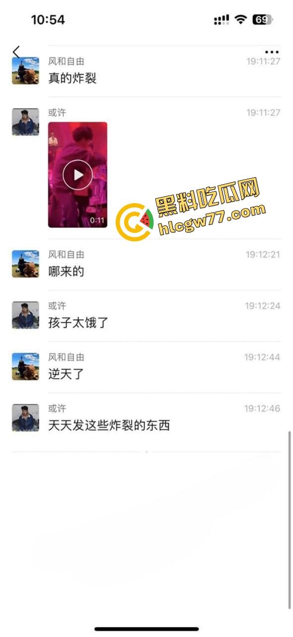 酒吧内富婆嘴对嘴亲大学生帅哥30秒，全场看傻小鲜肉抱紧名牌包，直接亲进人生新剧本！  第2张