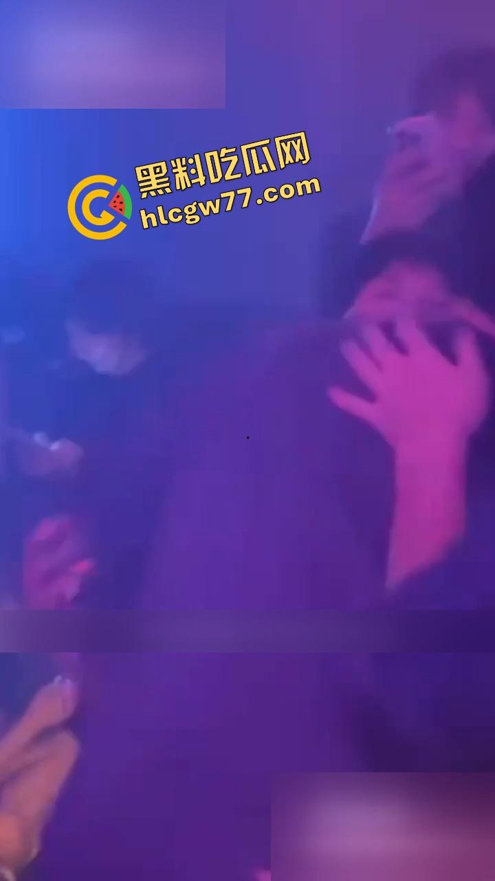 酒吧内富婆嘴对嘴亲大学生帅哥30秒，全场看傻小鲜肉抱紧名牌包，直接亲进人生新剧本！  第3张