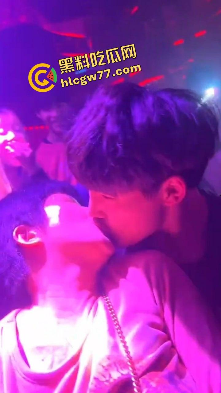 酒吧内富婆嘴对嘴亲大学生帅哥30秒，全场看傻小鲜肉抱紧名牌包，直接亲进人生新剧本！  第5张