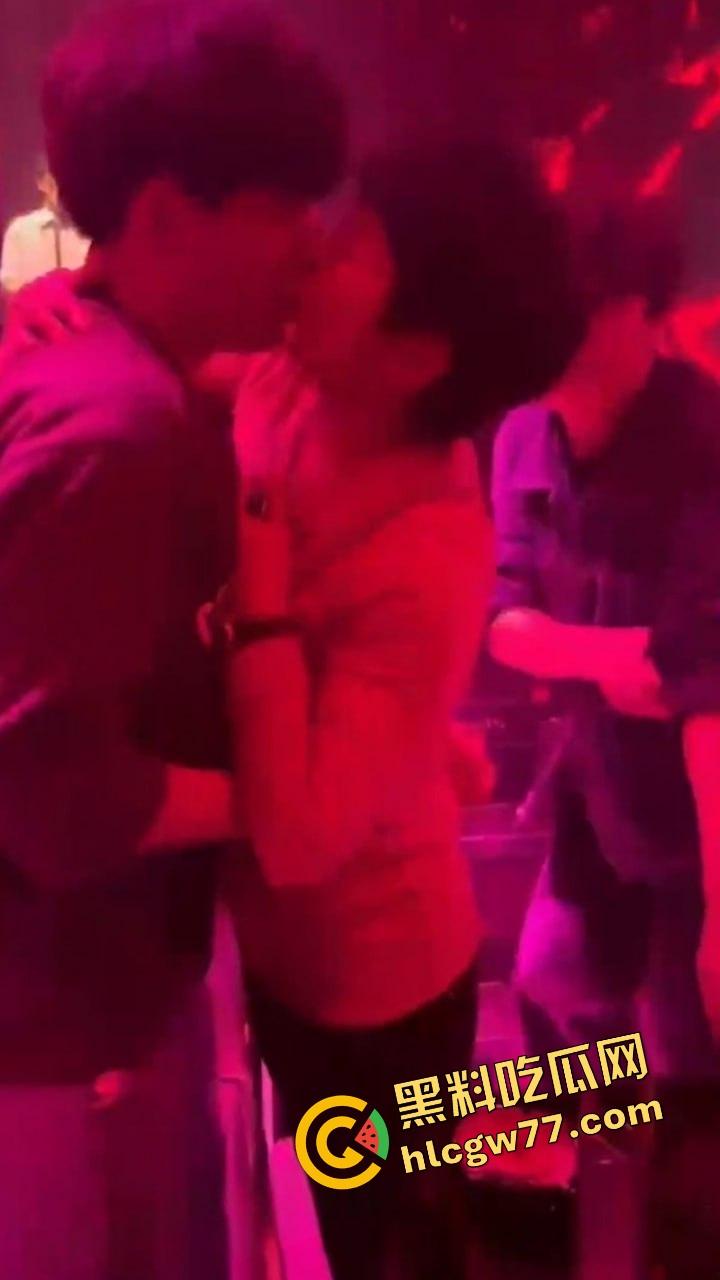 酒吧内富婆嘴对嘴亲大学生帅哥30秒，全场看傻小鲜肉抱紧名牌包，直接亲进人生新剧本！  第8张