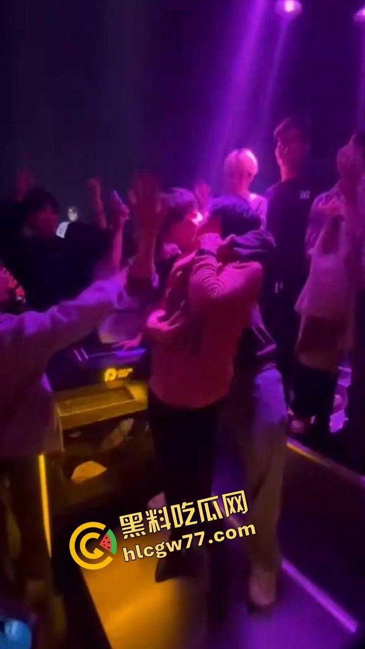 酒吧内富婆嘴对嘴亲大学生帅哥30秒，全场看傻小鲜肉抱紧名牌包，直接亲进人生新剧本！  第9张