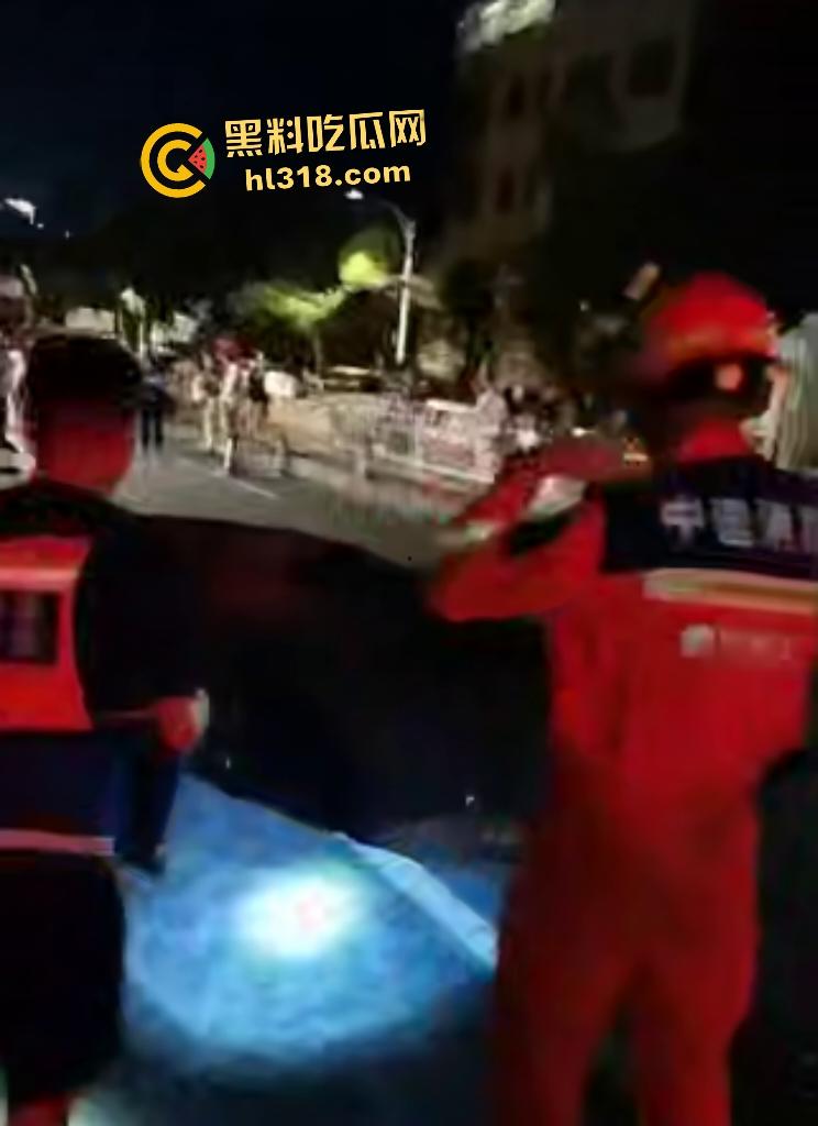 贵阳深夜马路惊爆马路塌陷！小车惨坠无底深渊地洞，司机神迹生还竟毫发无损！  第1张