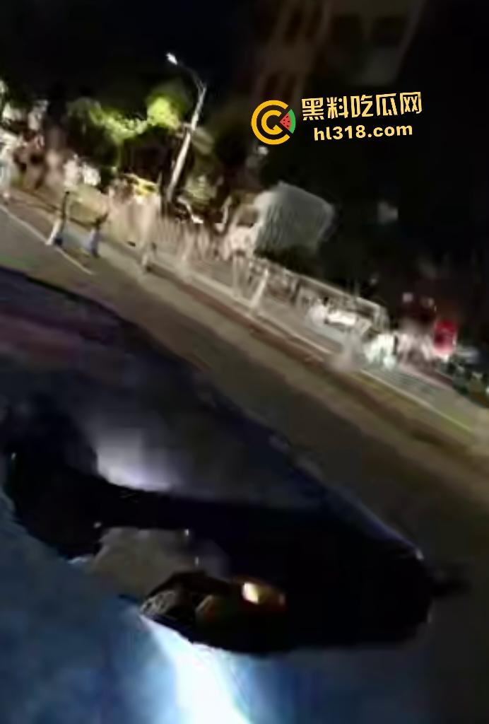 贵阳深夜马路惊爆马路塌陷！小车惨坠无底深渊地洞，司机神迹生还竟毫发无损！  第2张