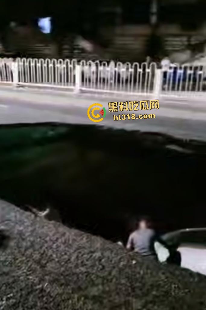贵阳深夜马路惊爆马路塌陷！小车惨坠无底深渊地洞，司机神迹生还竟毫发无损！  第4张