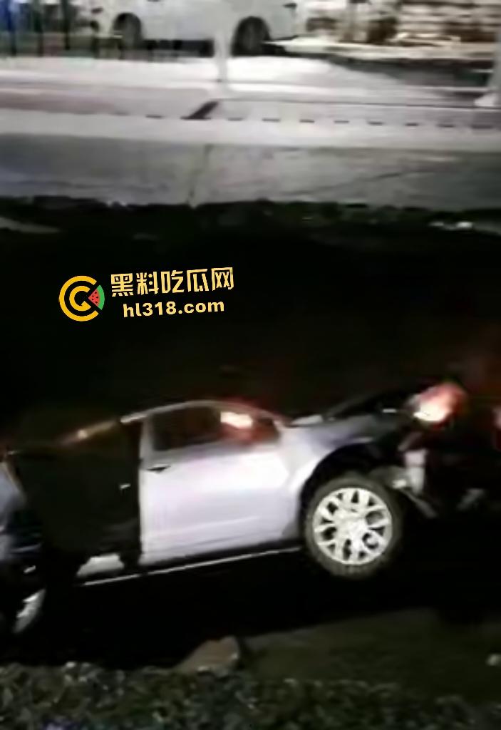 贵阳深夜马路惊爆马路塌陷！小车惨坠无底深渊地洞，司机神迹生还竟毫发无损！  第5张