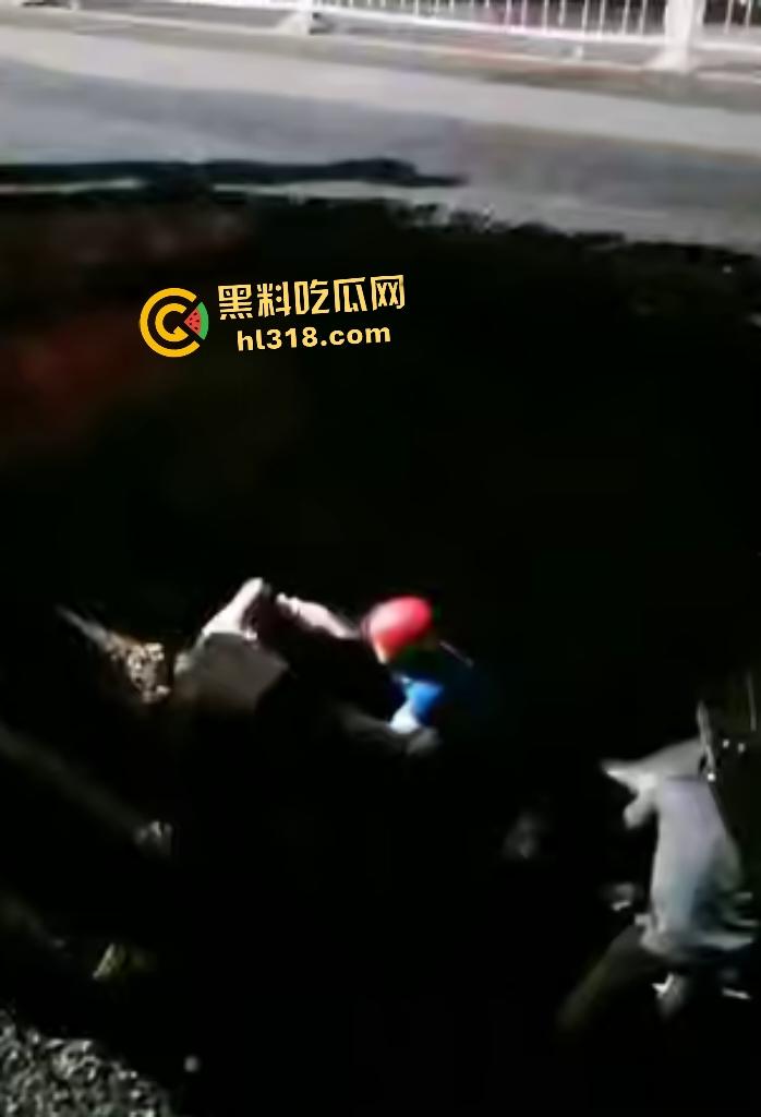 贵阳深夜马路惊爆马路塌陷！小车惨坠无底深渊地洞，司机神迹生还竟毫发无损！  第7张