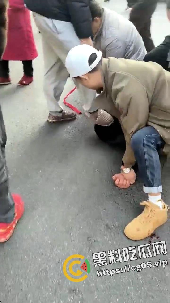 四川成都新都正因小区菜市场杀人案现场画面！一新疆人疑似精神病连砍八人  第3张