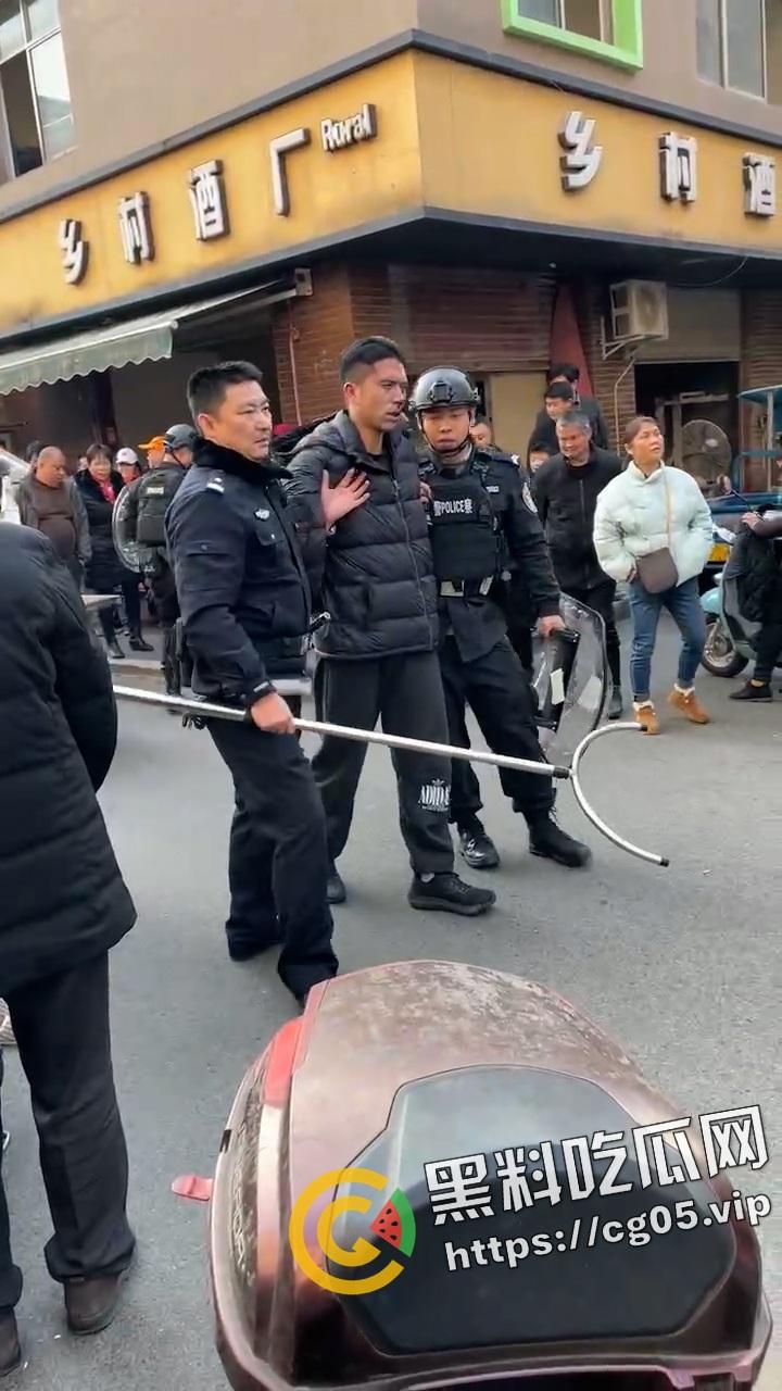 四川成都新都正因小区菜市场杀人案现场画面！一新疆人疑似精神病连砍八人  第4张