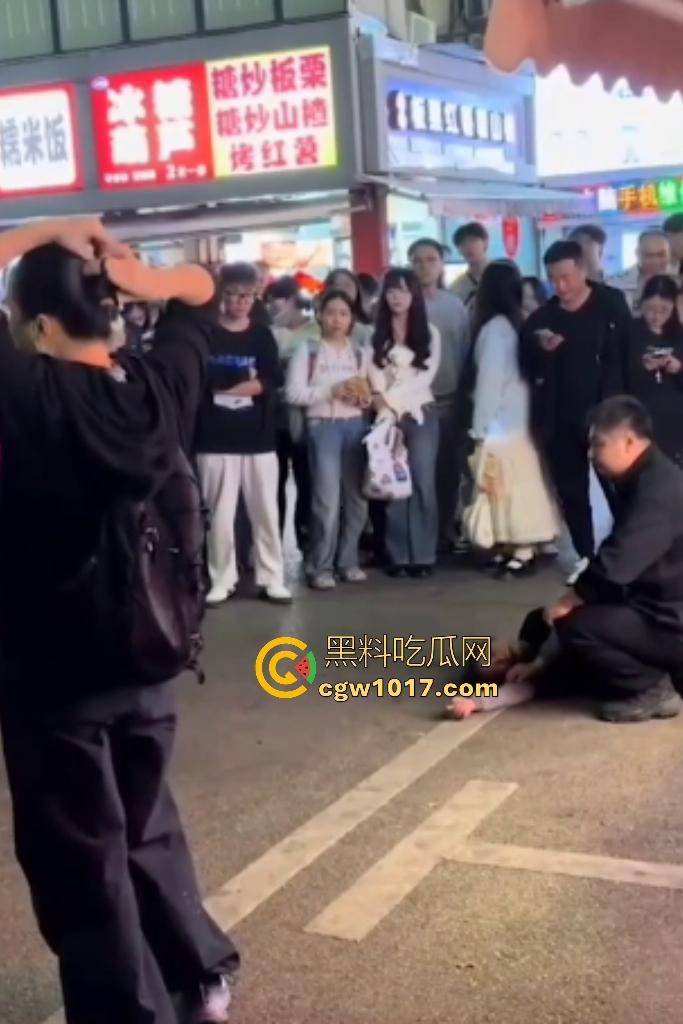 湖南大学城章鱼小丸子事件，两女子因出餐慢怒砸摊位，推倒七旬奶奶致脑梗，摊主儿子哭诉怒喷“泼妇蛮横”！  第2张