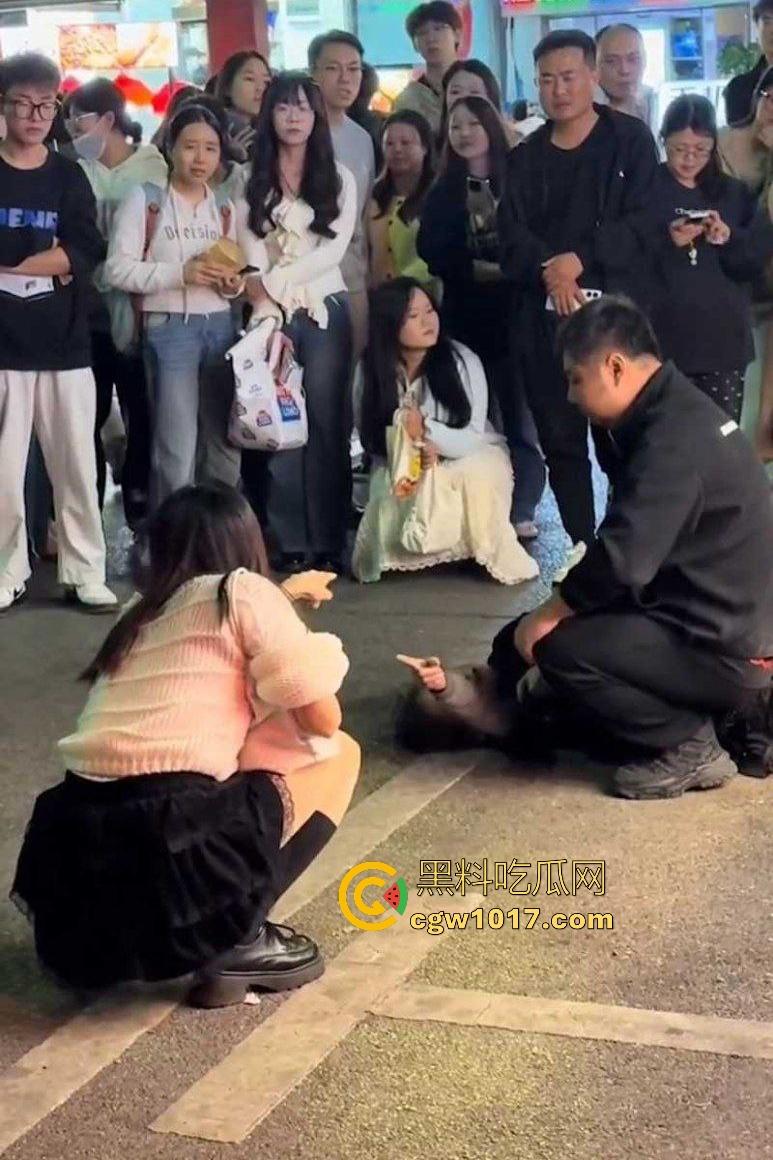 湖南大学城章鱼小丸子事件，两女子因出餐慢怒砸摊位，推倒七旬奶奶致脑梗，摊主儿子哭诉怒喷“泼妇蛮横”！  第3张