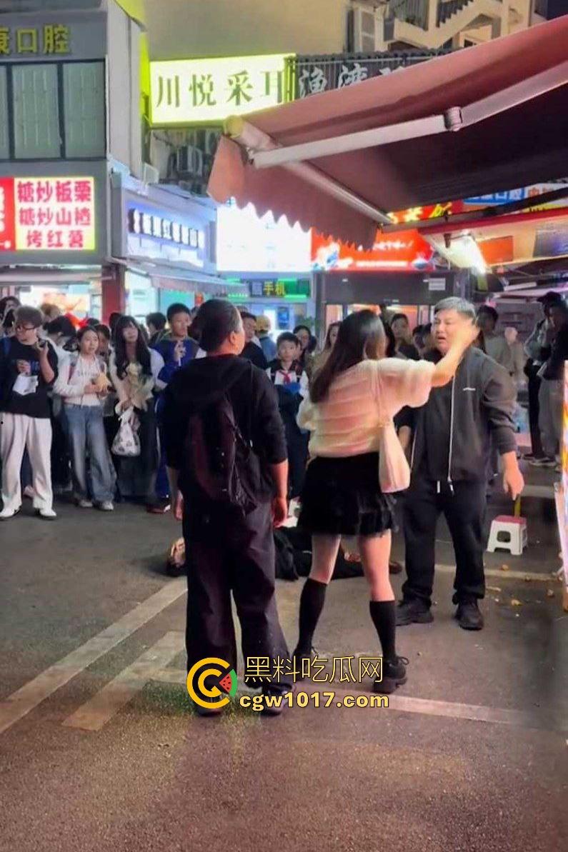 湖南大学城章鱼小丸子事件，两女子因出餐慢怒砸摊位，推倒七旬奶奶致脑梗，摊主儿子哭诉怒喷“泼妇蛮横”！  第4张