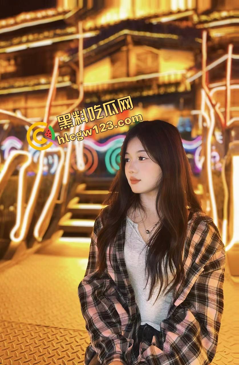 舔狗行为学一个礼物亲狗子一口，抖音女主播【小婷】舌头都伸进狗嘴里了，舔到狗都受不了了！  第1张