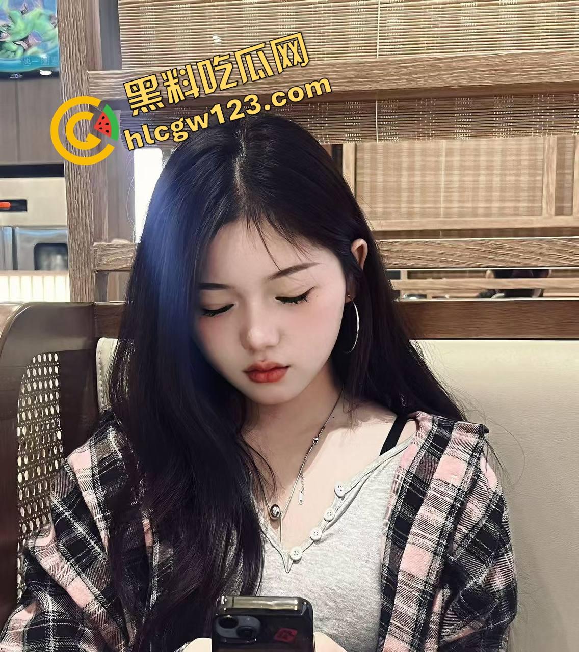 舔狗行为学一个礼物亲狗子一口，抖音女主播【小婷】舌头都伸进狗嘴里了，舔到狗都受不了了！  第3张