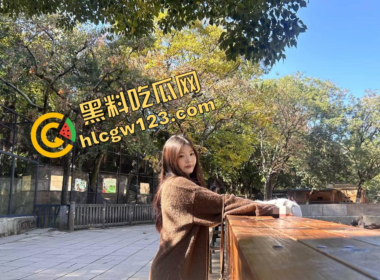 舔狗行为学一个礼物亲狗子一口，抖音女主播【小婷】舌头都伸进狗嘴里了，舔到狗都受不了了！  第4张