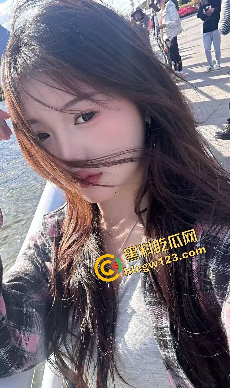 舔狗行为学一个礼物亲狗子一口，抖音女主播【小婷】舌头都伸进狗嘴里了，舔到狗都受不了了！  第5张