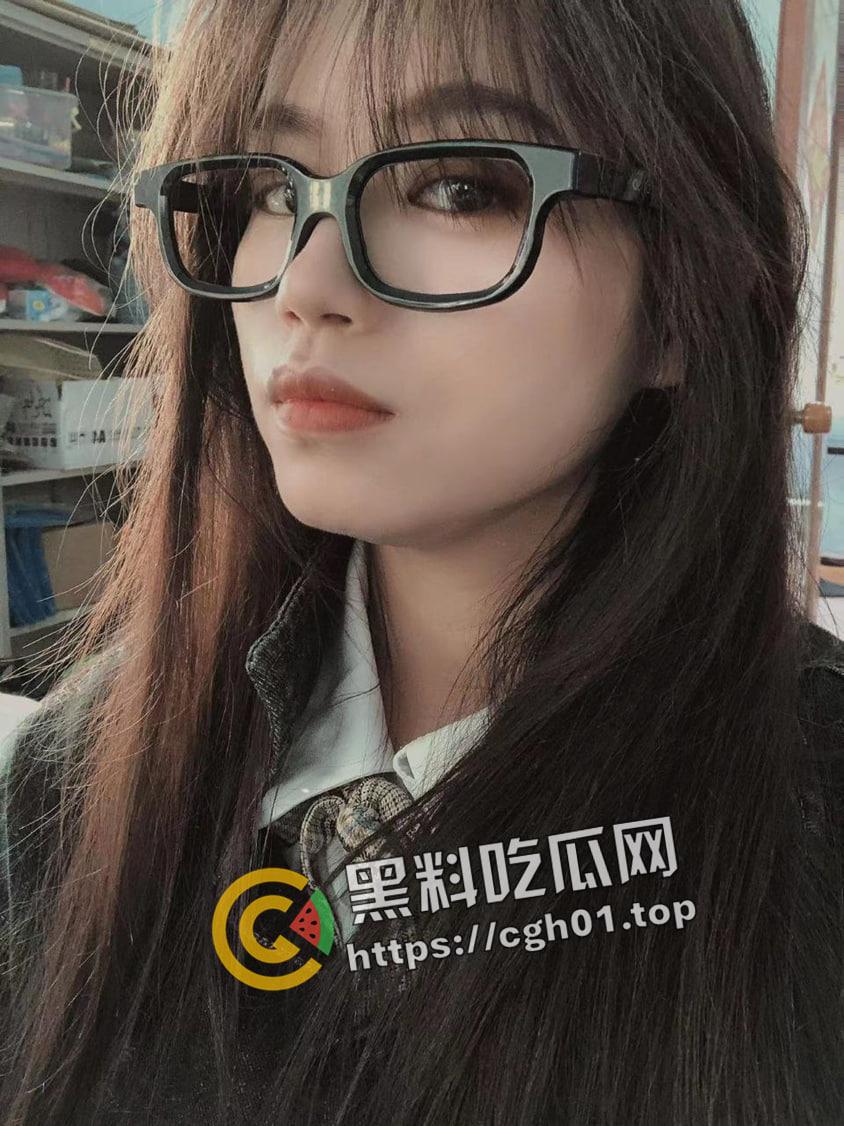 湖南母狗【陆世婷】背着男朋友约学长学弟3p  开肛初体验 手指全部塞满 水真多啊 第2张