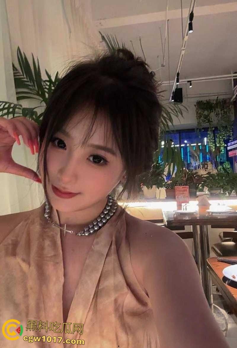 重庆小美女【王妍欣】，颜值堪比幼版杨幂，私下穿JK黑丝约炮后入，舔蛋撸管榨精，花活淫技赛东莞！  第1张