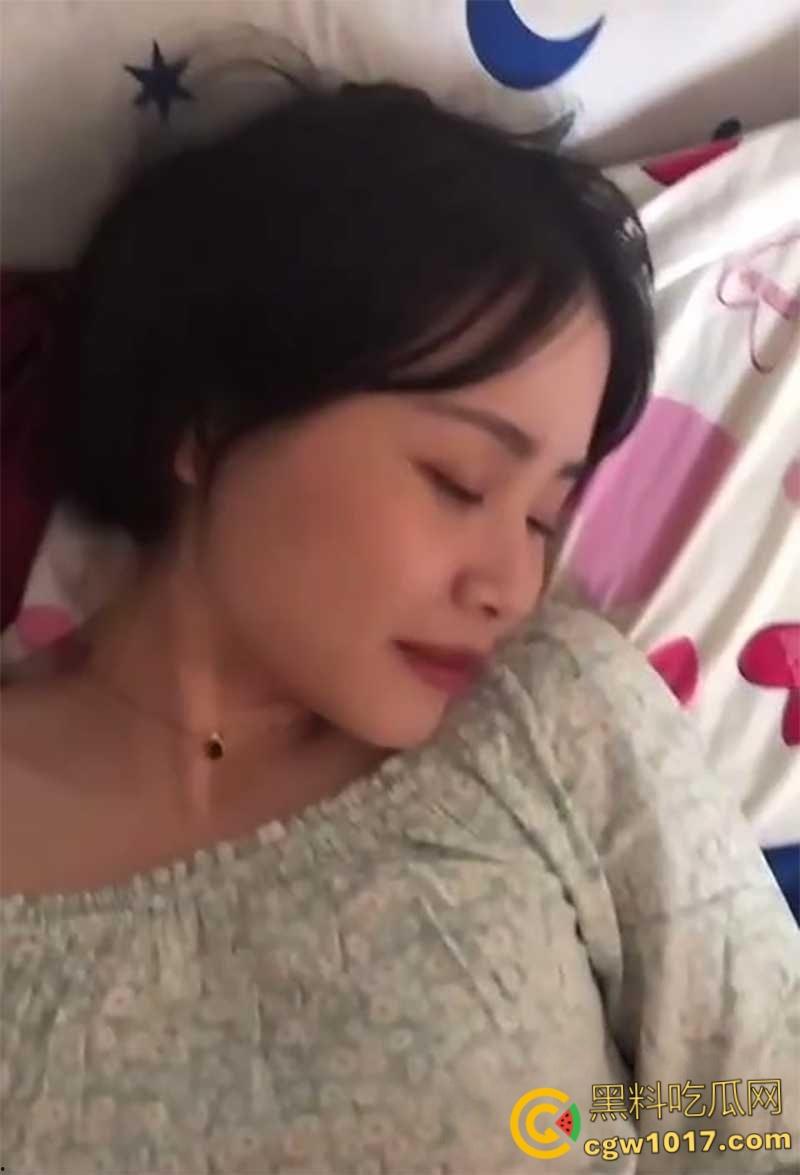 重庆小美女【王妍欣】，颜值堪比幼版杨幂，私下穿JK黑丝约炮后入，舔蛋撸管榨精，花活淫技赛东莞！  第3张