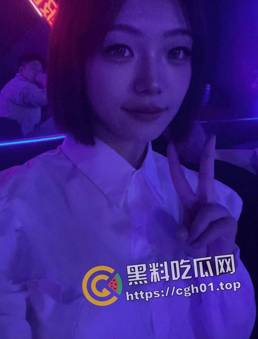 瓜友投稿！济南舞蹈机构老师 夜店做兼职勾引富二代  美乳 骚穴自拍特写全被流出 第4张