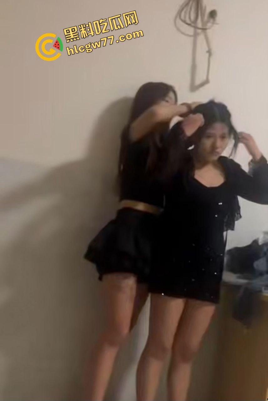 我嘞个乖乖，精神小妹霸凌翻天！偷用化妆品逼人卖淫，铁棍暴打后还假惺惺梳头，恶心爆了！  第4张