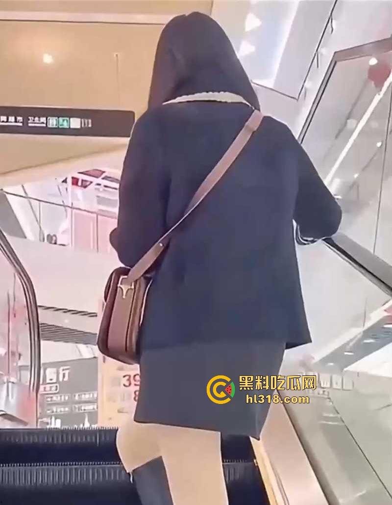 跟清纯女友优衣库试衣间偷操，口交后入超刺激，奈何半路有人来换衣服，回家继续打桩爆操！  第1张