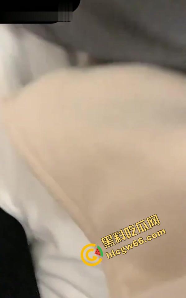 老同学聚会灌醉女同学假送回家拖进迷奸酒店，嫩洞爆草爽到腿抽筋，干得她昏头爽死床上！  第13张