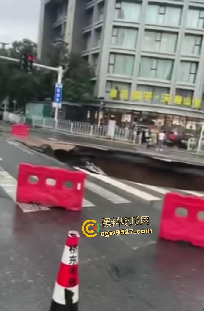 河北张家口马路地陷，车主猛踩油门到底都冲不上来，路面的水一直向下流，警察再不来人都要淹死了！  第2张