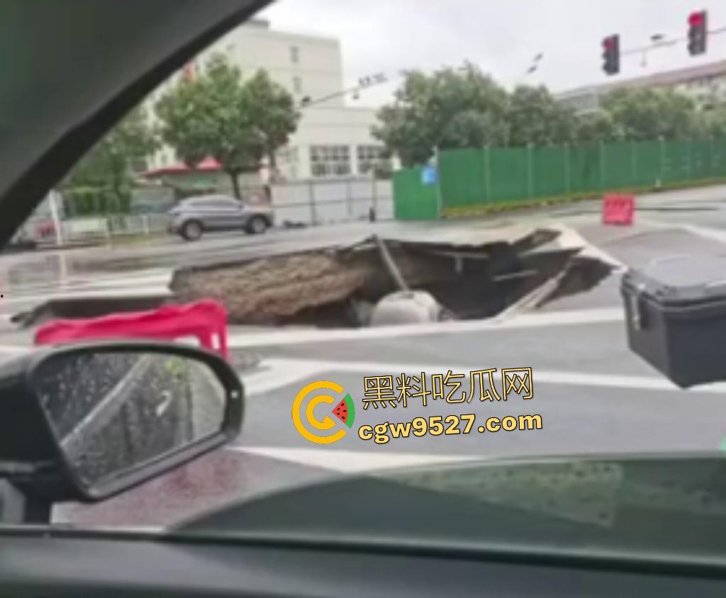 河北张家口马路地陷，车主猛踩油门到底都冲不上来，路面的水一直向下流，警察再不来人都要淹死了！  第3张