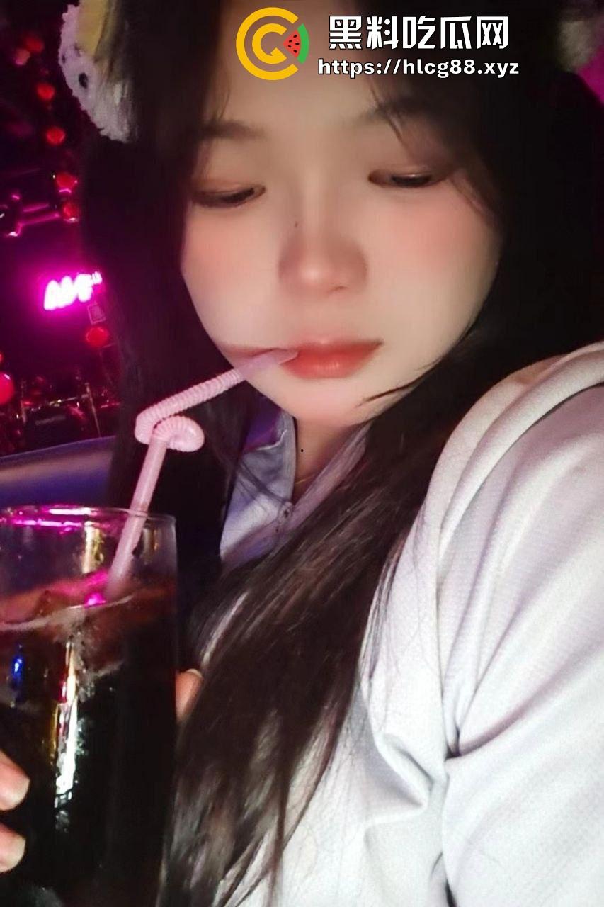 精神小妹『安萱尔』手活神技，楼道里猛搞大保健，润滑油推鸡巴爽射喷墙，手法牛逼鸡巴抖断！  第2张