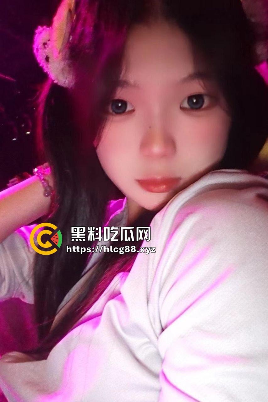 精神小妹『安萱尔』手活神技，楼道里猛搞大保健，润滑油推鸡巴爽射喷墙，手法牛逼鸡巴抖断！  第3张