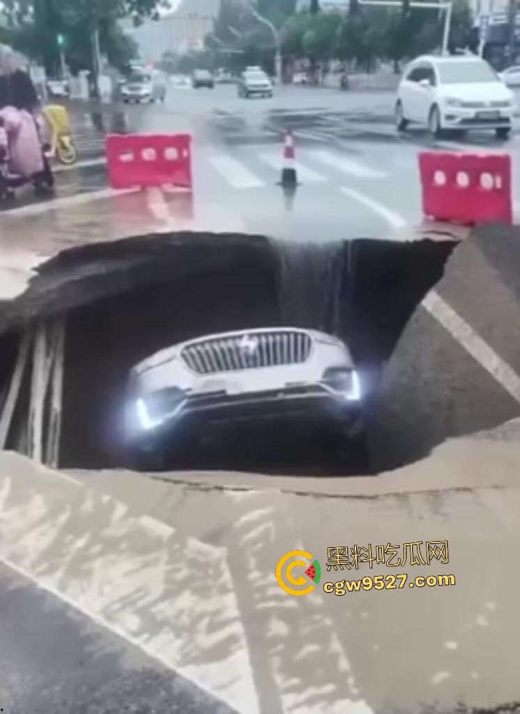 河北张家口马路地陷，车主猛踩油门到底都冲不上来，路面的水一直向下流，警察再不来人都要淹死了！  第4张