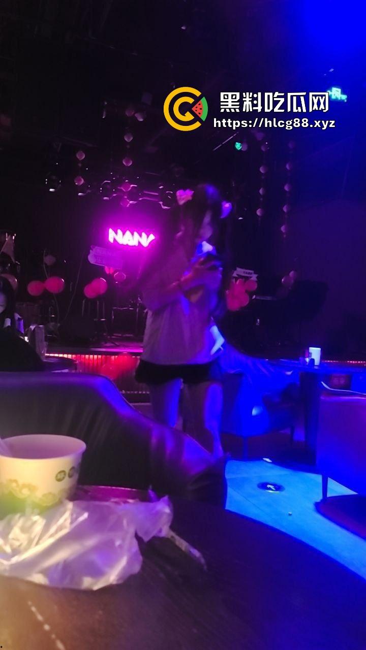 精神小妹『安萱尔』手活神技，楼道里猛搞大保健，润滑油推鸡巴爽射喷墙，手法牛逼鸡巴抖断！  第4张