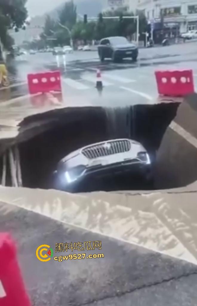 河北张家口马路地陷，车主猛踩油门到底都冲不上来，路面的水一直向下流，警察再不来人都要淹死了！  第5张