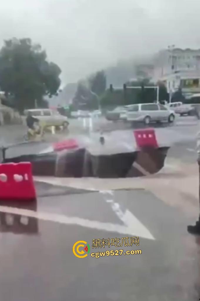 河北张家口马路地陷，车主猛踩油门到底都冲不上来，路面的水一直向下流，警察再不来人都要淹死了！  第6张