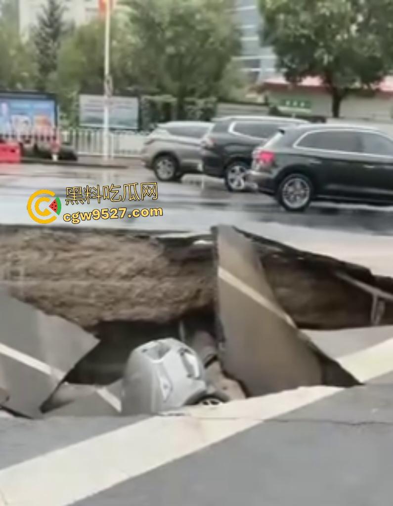 河北张家口马路地陷，车主猛踩油门到底都冲不上来，路面的水一直向下流，警察再不来人都要淹死了！  第8张