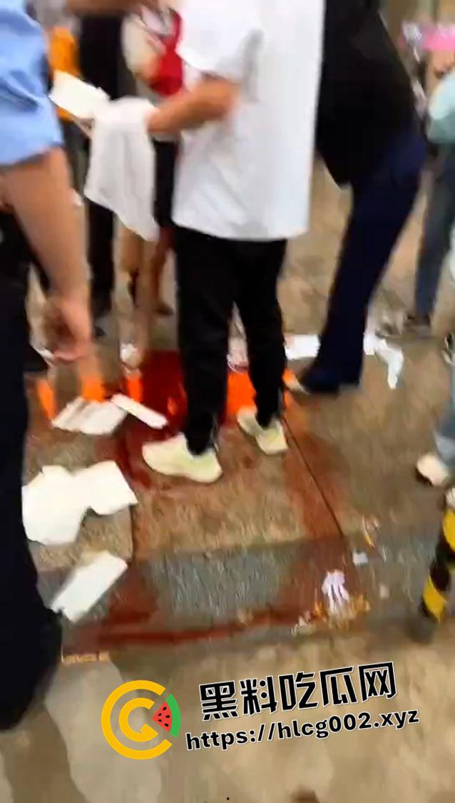 四川内江当街伤人 男子把一女人耳朵活生生割下来 血流满地 现场血腥视频流出  第1张