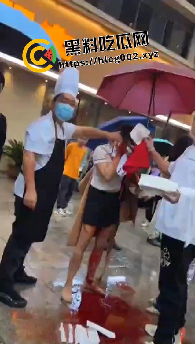 四川内江当街伤人 男子把一女人耳朵活生生割下来 血流满地 现场血腥视频流出  第2张