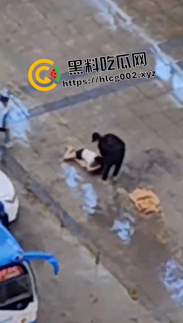 四川内江当街伤人 男子把一女人耳朵活生生割下来 血流满地 现场血腥视频流出  第3张