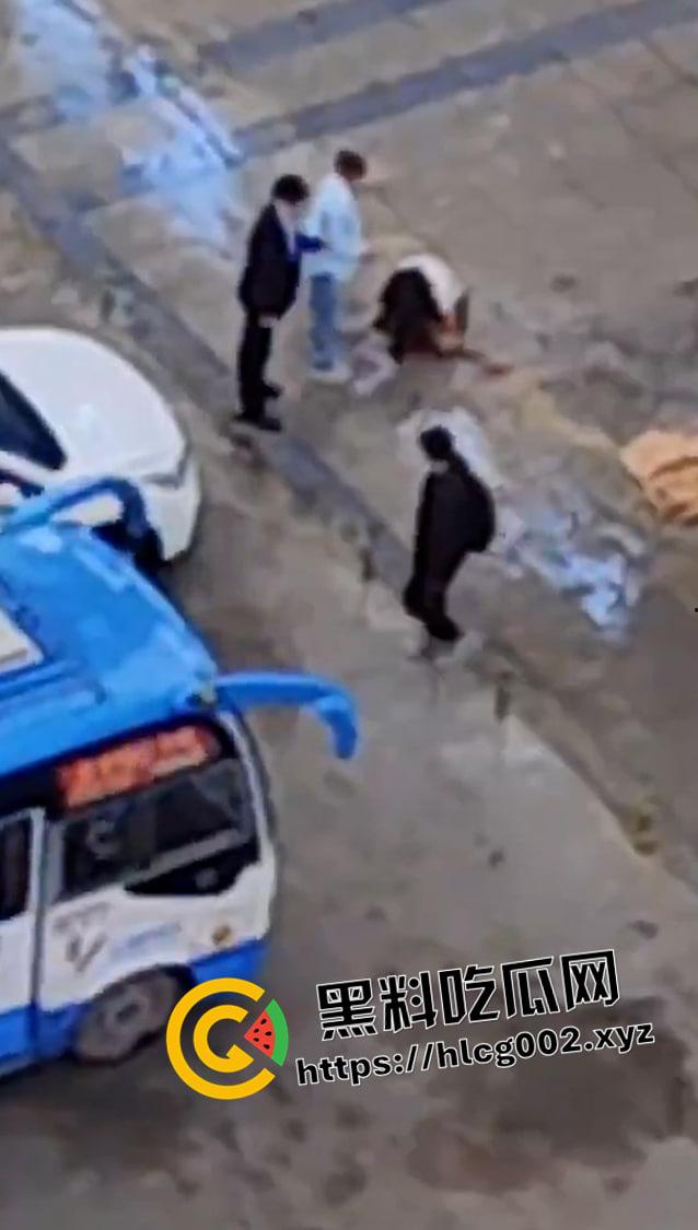 四川内江当街伤人 男子把一女人耳朵活生生割下来 血流满地 现场血腥视频流出  第4张