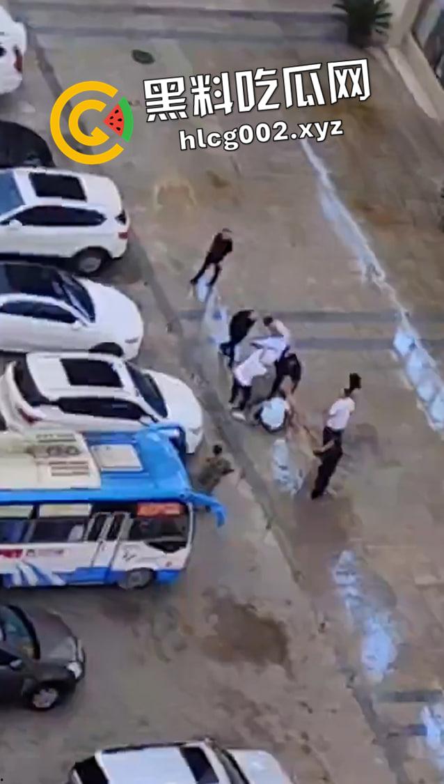 四川内江当街伤人 男子把一女人耳朵活生生割下来 血流满地 现场血腥视频流出  第5张