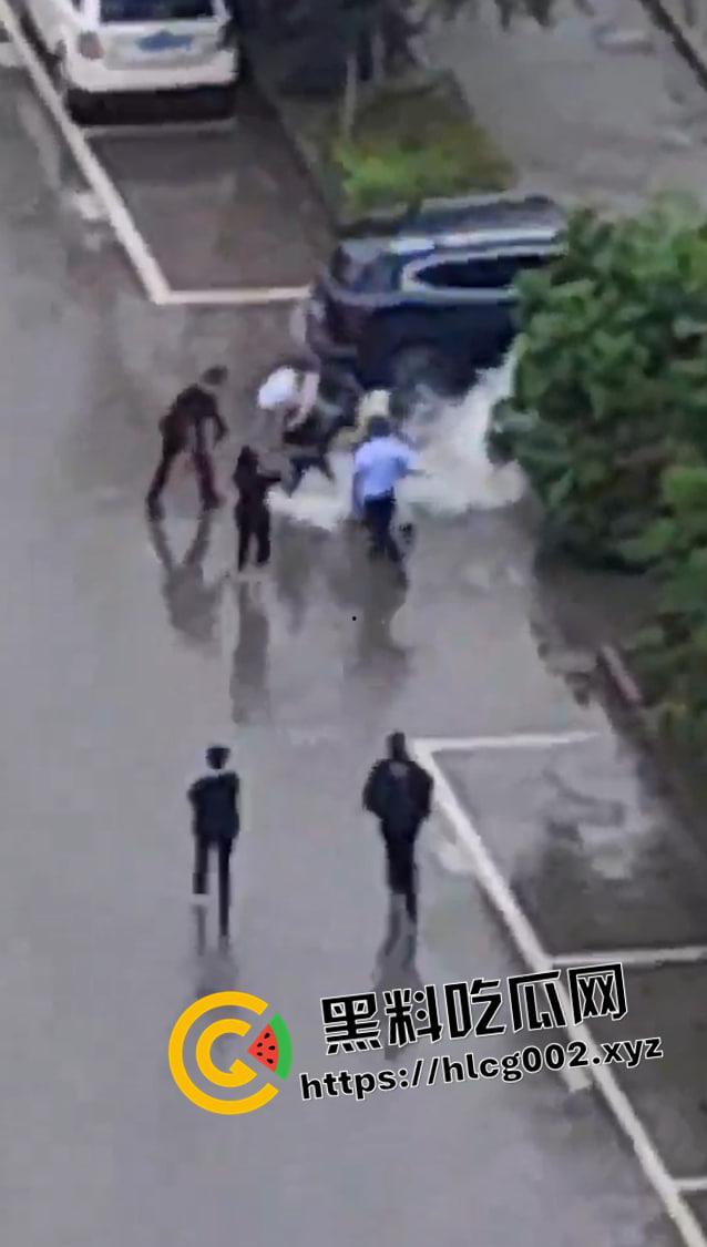 四川内江当街伤人 男子把一女人耳朵活生生割下来 血流满地 现场血腥视频流出  第6张