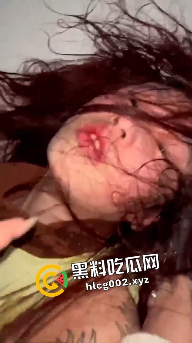 潮汕小太妹霸凌现场！打的高颜值靓妹梨花带雨 生无可恋 犹如被强奸了一样  第3张
