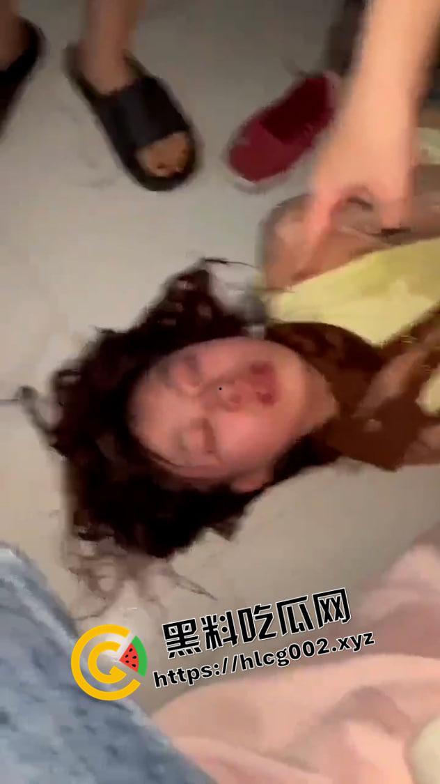 潮汕小太妹霸凌现场！打的高颜值靓妹梨花带雨 生无可恋 犹如被强奸了一样  第5张