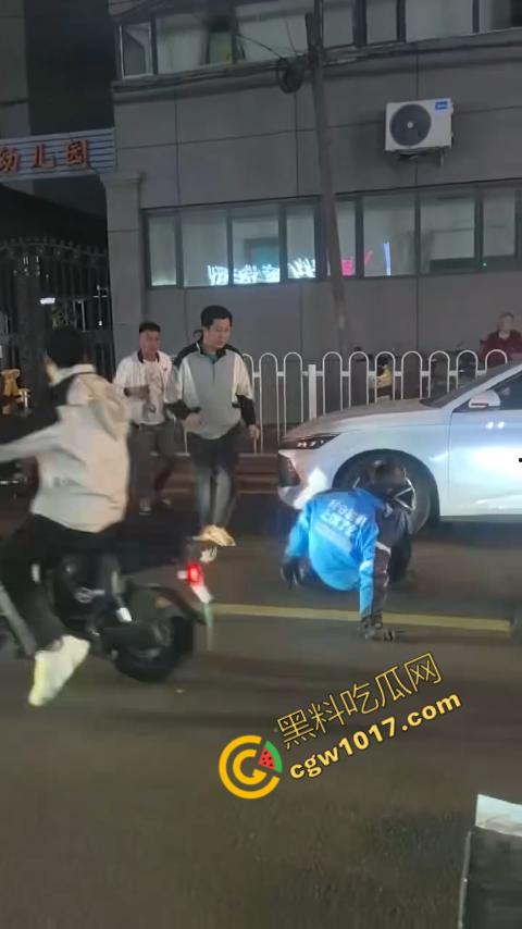 通州暴力事件震惊全城，饿了么专送外卖员突然发难，残忍刺客眼睛，现场混乱，令人毛骨悚然！  第5张
