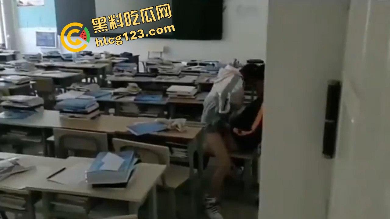 山东威海某高三反差双马尾萝莉跟男友教室野战啪啪！女上位疯狂骑乘挺操偷拍视频流出！  第4张