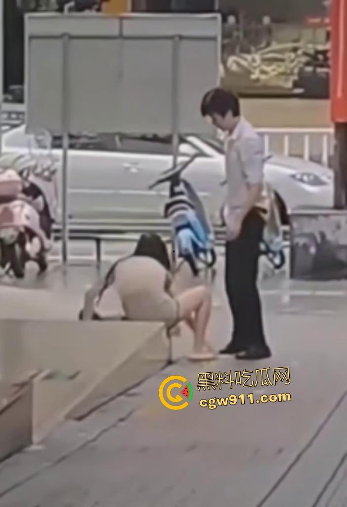 奶茶狂魔没有奶茶打男友，女子情绪崩溃狂扇男人耳光，反遭铁拳痛殴喷血，区区一杯奶茶引爆情侣互殴！  第1张